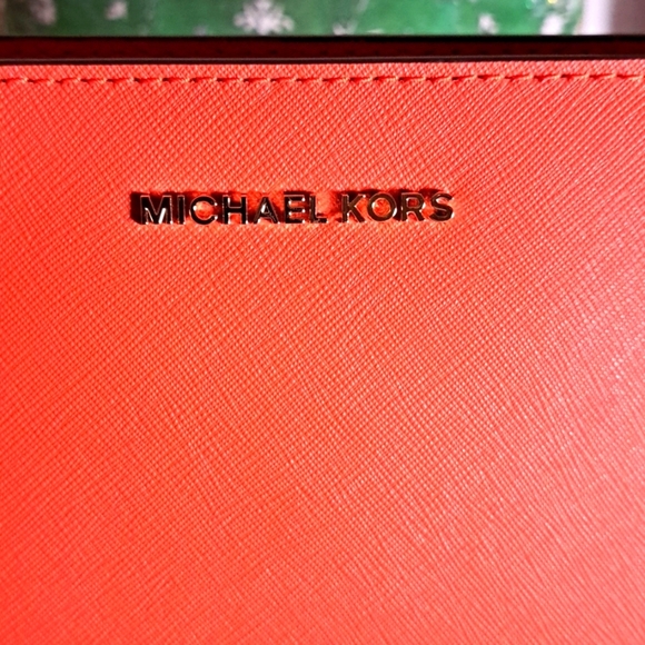 Michael Kors NWOTs Sheila Small East West Top Zip Shoulder Bag - Picture 2 of 8